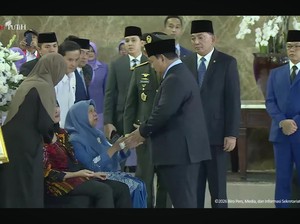 Prabowo Lepas Jasad Prajurit TNI yang Gugur di Lebanon, Salami Keluarga Korban