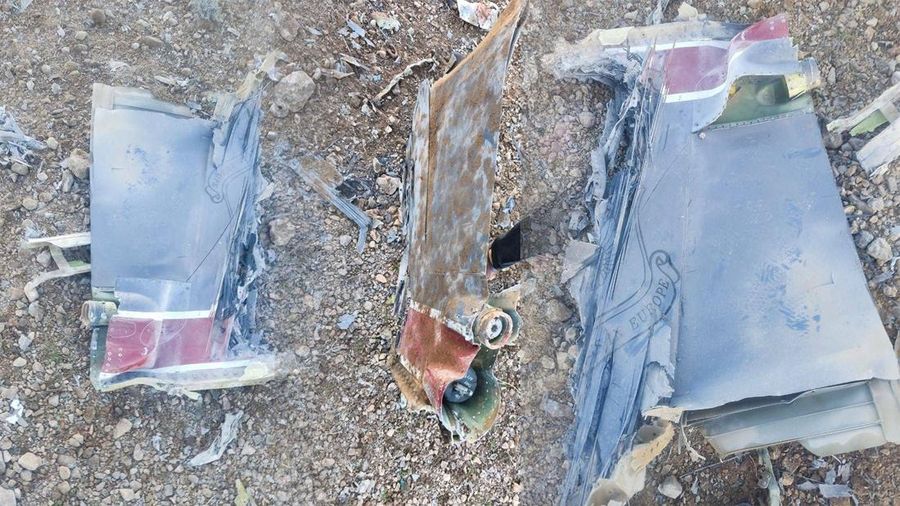 Puing jet tempur canggih F-15E Strike Eagle milik Amerika Serikat yang jatuh ditembak Iran. (IRIB/Handout via REUTERS)