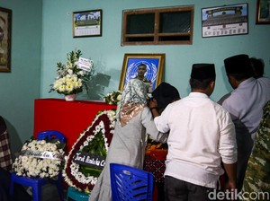 Tangis Pecah Saat Jenazah Kopda Anumerta Farizal Tiba di Rumah Duka