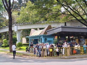 Cerita Warga Nikmati Long Weekend di Monas hingga Ragunan