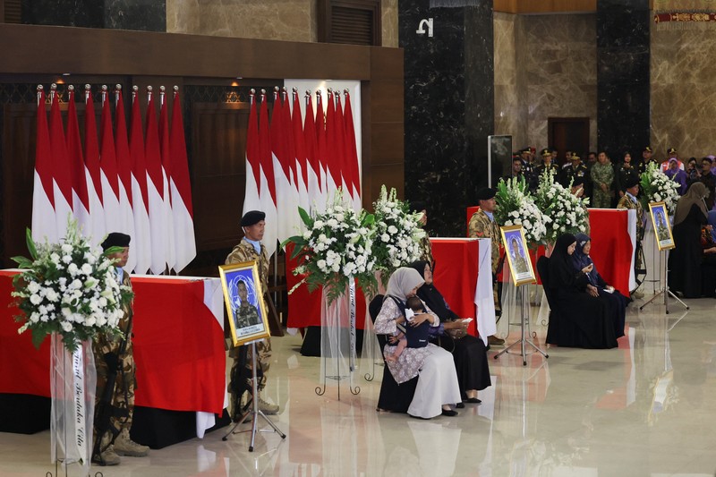 Upacara penghormatan militer untuk tiga penjaga perdamaian UNIFIL yang tewas di Lebanon, di Bandara Internasional Soekarno Hatta, Tangerang, Banten, Sabtu (4/4/2026). (REUTERS/Ajeng Dinar Ulfiana)