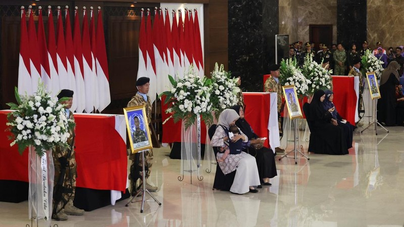 Upacara penghormatan militer untuk tiga penjaga perdamaian UNIFIL yang tewas di Lebanon, di Bandara Internasional Soekarno Hatta, Tangerang, Banten, Sabtu (4/4/2026). (REUTERS/Ajeng Dinar Ulfiana)