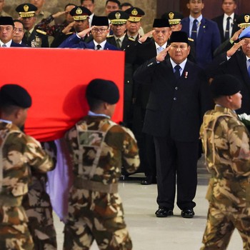 Potret Prabowo Pimpin Upacara Penghormatan 3 TNI yang Gugur di Lebanon