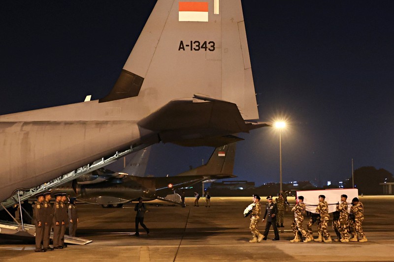Upacara penghormatan militer untuk tiga penjaga perdamaian UNIFIL yang tewas di Lebanon, di Bandara Internasional Soekarno Hatta, Tangerang, Banten, Sabtu (4/4/2026). (REUTERS/Ajeng Dinar Ulfiana)