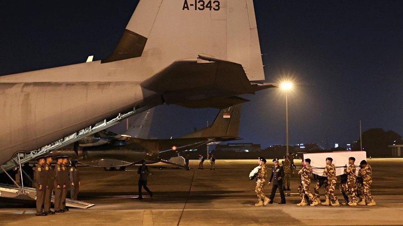 Upacara penghormatan militer untuk tiga penjaga perdamaian UNIFIL yang tewas di Lebanon, di Bandara Internasional Soekarno Hatta, Tangerang, Banten, Sabtu (4/4/2026). (REUTERS/Ajeng Dinar Ulfiana)