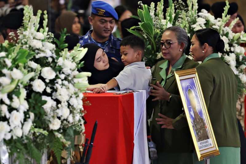 Upacara penghormatan militer untuk tiga penjaga perdamaian UNIFIL yang tewas di Lebanon, di Bandara Internasional Soekarno Hatta, Tangerang, Banten, Sabtu (4/4/2026). (REUTERS/Ajeng Dinar Ulfiana)
