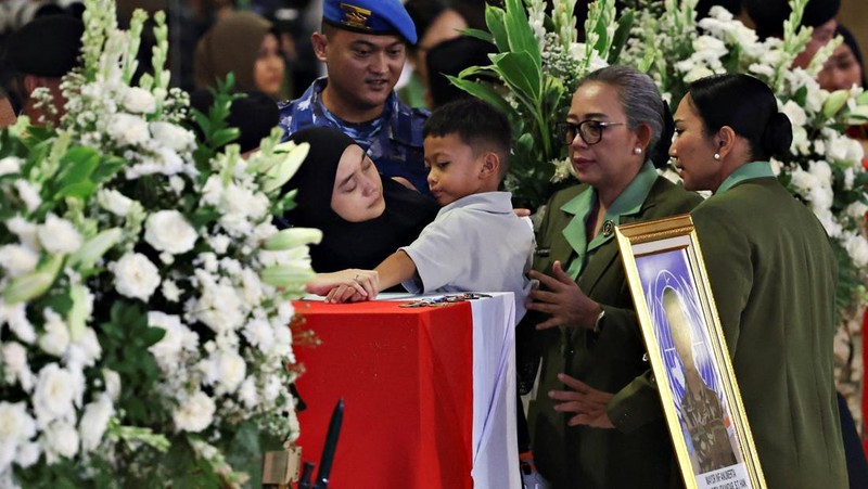Upacara penghormatan militer untuk tiga penjaga perdamaian UNIFIL yang tewas di Lebanon, di Bandara Internasional Soekarno Hatta, Tangerang, Banten, Sabtu (4/4/2026). (REUTERS/Ajeng Dinar Ulfiana)