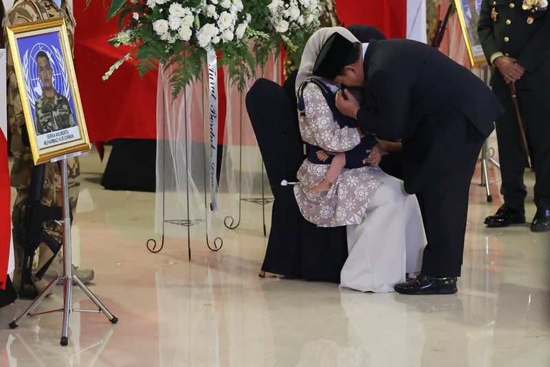 Upacara penghormatan militer untuk tiga penjaga perdamaian UNIFIL yang tewas di Lebanon, di Bandara Internasional Soekarno Hatta, Tangerang, Banten, Sabtu (4/4/2026). (REUTERS/Ajeng Dinar Ulfiana)