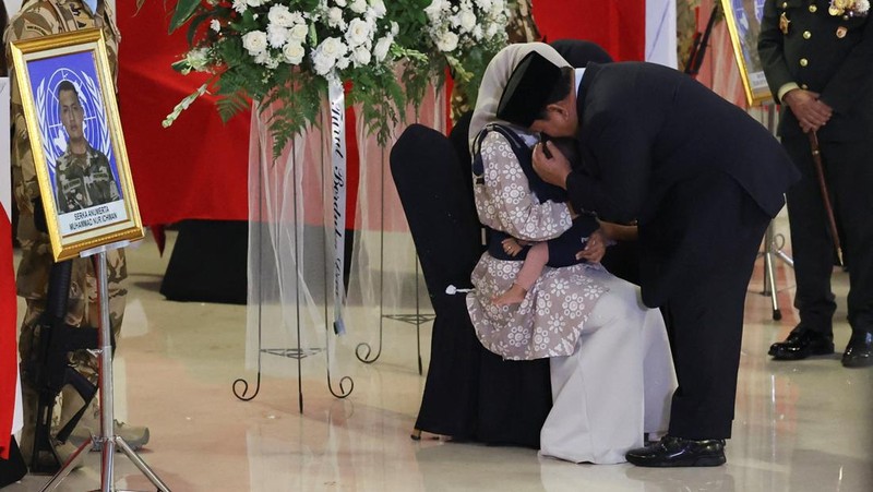 Upacara penghormatan militer untuk tiga penjaga perdamaian UNIFIL yang tewas di Lebanon, di Bandara Internasional Soekarno Hatta, Tangerang, Banten, Sabtu (4/4/2026). (REUTERS/Ajeng Dinar Ulfiana)