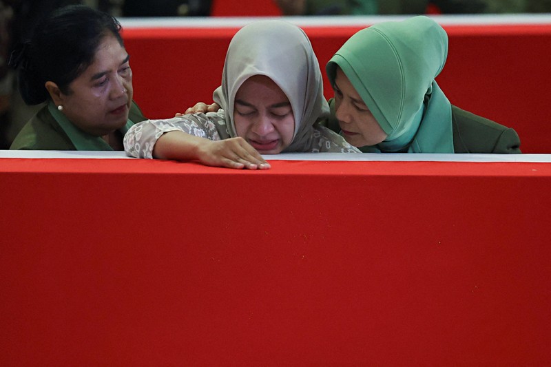 Upacara penghormatan militer untuk tiga penjaga perdamaian UNIFIL yang tewas di Lebanon, di Bandara Internasional Soekarno Hatta, Tangerang, Banten, Sabtu (4/4/2026). (REUTERS/Ajeng Dinar Ulfiana)