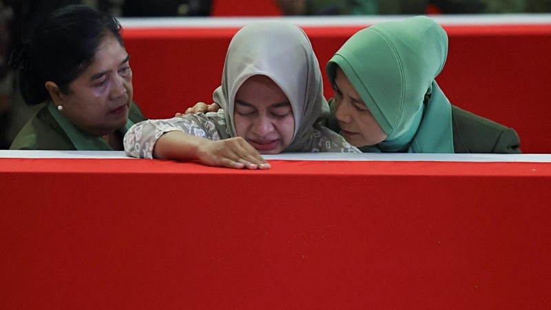 Upacara penghormatan militer untuk tiga penjaga perdamaian UNIFIL yang tewas di Lebanon, di Bandara Internasional Soekarno Hatta, Tangerang, Banten, Sabtu (4/4/2026). (REUTERS/Ajeng Dinar Ulfiana)