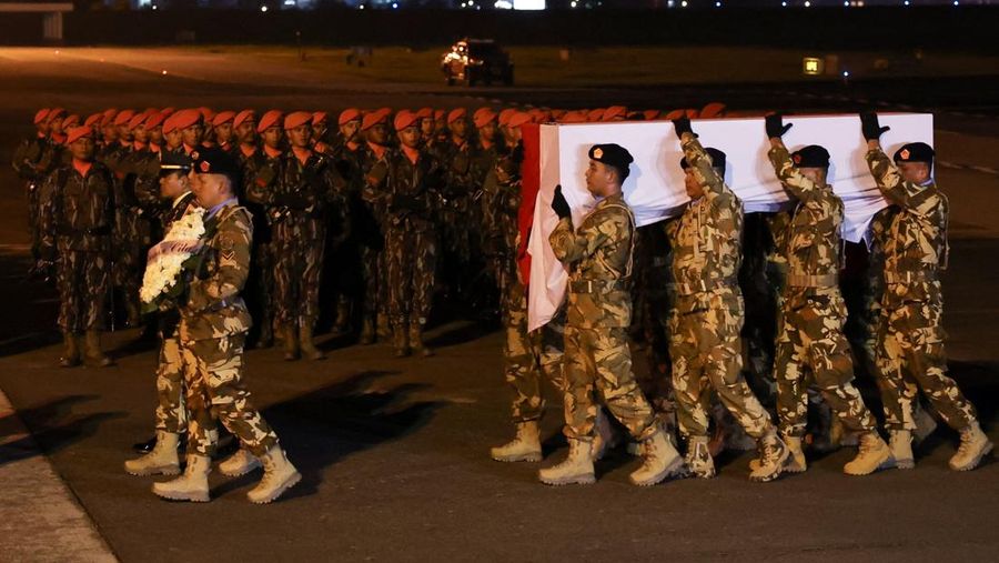 Upacara penghormatan militer untuk tiga penjaga perdamaian UNIFIL yang tewas di Lebanon, di Bandara Internasional Soekarno Hatta, Tangerang, Banten, Sabtu (4/4/2026). (REUTERS/Ajeng Dinar Ulfiana)