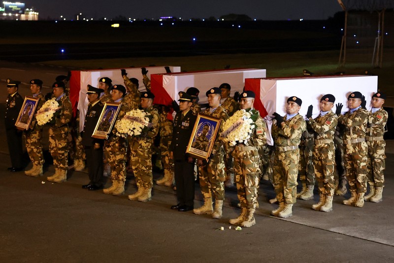 Upacara penghormatan militer untuk tiga penjaga perdamaian UNIFIL yang tewas di Lebanon, di Bandara Internasional Soekarno Hatta, Tangerang, Banten, Sabtu (4/4/2026). (REUTERS/Ajeng Dinar Ulfiana)