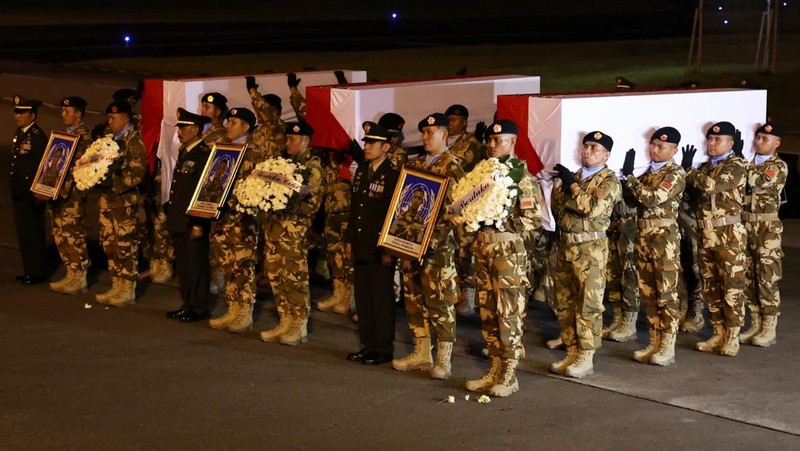 Upacara penghormatan militer untuk tiga penjaga perdamaian UNIFIL yang tewas di Lebanon, di Bandara Internasional Soekarno Hatta, Tangerang, Banten, Sabtu (4/4/2026). (REUTERS/Ajeng Dinar Ulfiana)