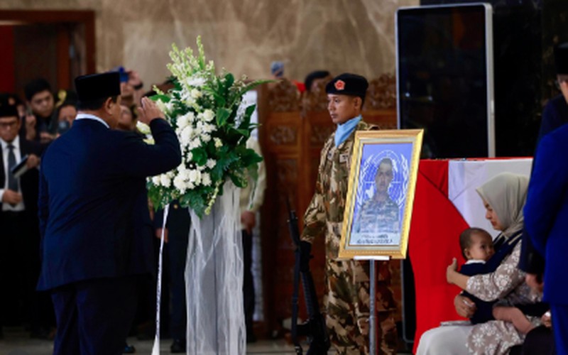 Upacara penghormatan militer untuk tiga penjaga perdamaian UNIFIL yang tewas di Lebanon, di Bandara Internasional Soekarno Hatta, Tangerang, Banten, Sabtu (4/4/2026). (REUTERS/Ajeng Dinar Ulfiana)