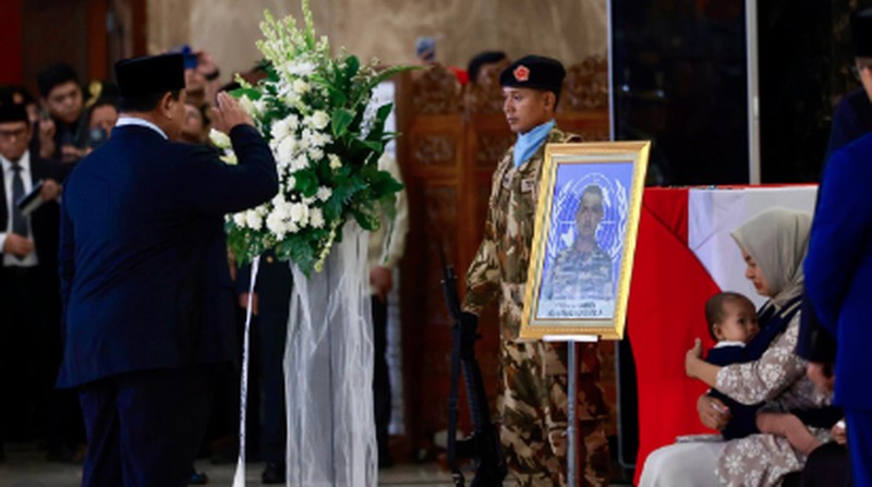 Upacara penghormatan militer untuk tiga penjaga perdamaian UNIFIL yang tewas di Lebanon, di Bandara Internasional Soekarno Hatta, Tangerang, Banten, Sabtu (4/4/2026). (REUTERS/Ajeng Dinar Ulfiana)