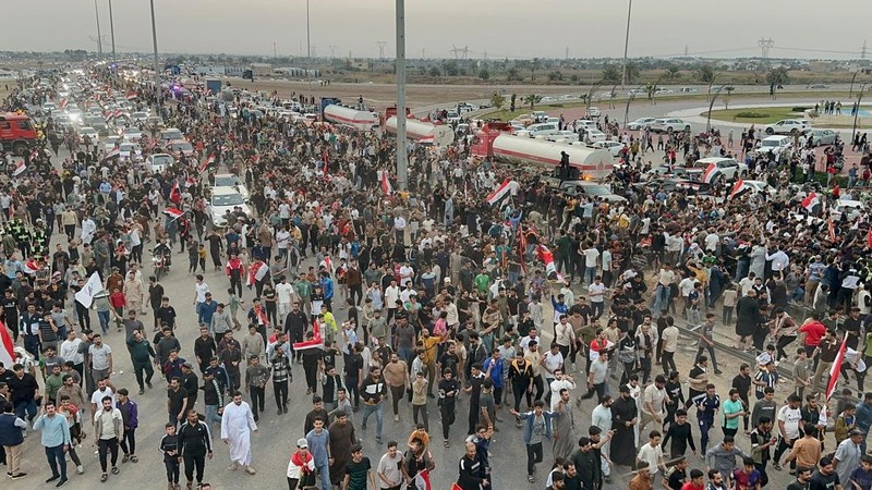 Warga Irak berkumpul untuk merayakan kedatangan tim sepak bola nasional dengan bus terbuka dalam sebuah resepsi publik setelah lolos ke Piala Dunia FIFA untuk pertama kalinya sejak 1986, di Baghdad, Irak, Sabtu (4/4/2026). (REUTERS/Thaier Al-Sudani)