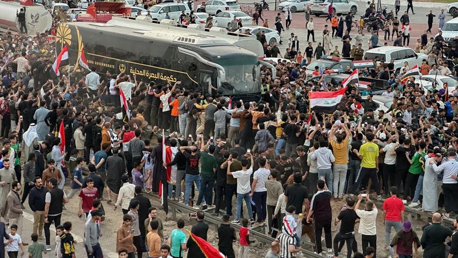 Warga Irak berkumpul untuk merayakan kedatangan tim sepak bola nasional dengan bus terbuka dalam sebuah resepsi publik setelah lolos ke Piala Dunia FIFA untuk pertama kalinya sejak 1986, di Baghdad, Irak, Sabtu (4/4/2026). (REUTERS/Thaier Al-Sudani)