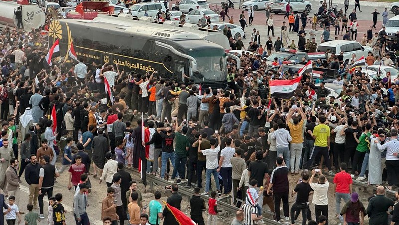 Warga Irak berkumpul untuk merayakan kedatangan tim sepak bola nasional dengan bus terbuka dalam sebuah resepsi publik setelah lolos ke Piala Dunia FIFA untuk pertama kalinya sejak 1986, di Baghdad, Irak, Sabtu (4/4/2026). (REUTERS/Thaier Al-Sudani)