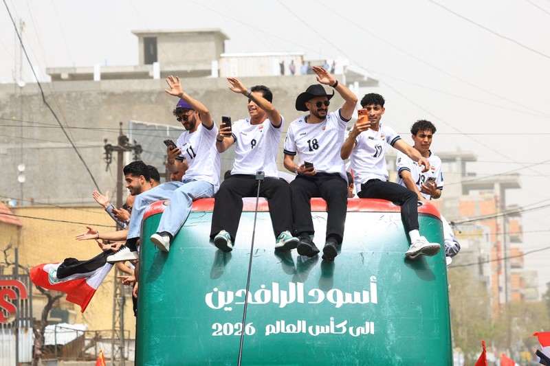 Warga Irak berkumpul untuk merayakan kedatangan tim sepak bola nasional dengan bus terbuka dalam sebuah resepsi publik setelah lolos ke Piala Dunia FIFA untuk pertama kalinya sejak 1986, di Baghdad, Irak, Sabtu (4/4/2026). (REUTERS/Thaier Al-Sudani)