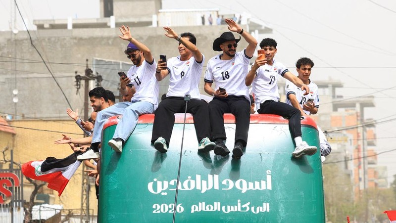 Warga Irak berkumpul untuk merayakan kedatangan tim sepak bola nasional dengan bus terbuka dalam sebuah resepsi publik setelah lolos ke Piala Dunia FIFA untuk pertama kalinya sejak 1986, di Baghdad, Irak, Sabtu (4/4/2026). (REUTERS/Thaier Al-Sudani)