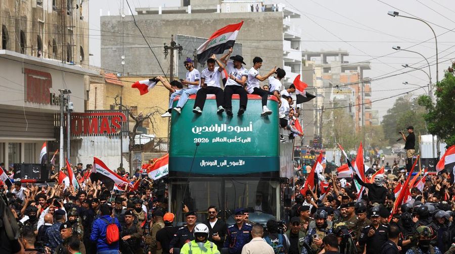 Warga Irak berkumpul untuk merayakan kedatangan tim sepak bola nasional dengan bus terbuka dalam sebuah resepsi publik setelah lolos ke Piala Dunia FIFA untuk pertama kalinya sejak 1986, di Baghdad, Irak, Sabtu (4/4/2026). (REUTERS/Thaier Al-Sudani)