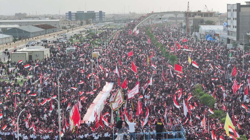 Pendukung ulama Syiah Irak, Muqtada al-Sadr, berpartisipasi dalam protes damai menentang tindakan AS dan Israel di Baghdad, Irak Sabtu (4/4/2026).(REUTERS/Ahmed Saad)