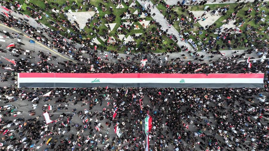 Pendukung ulama Syiah Irak, Muqtada al-Sadr, berpartisipasi dalam protes damai menentang tindakan AS dan Israel di Baghdad, Irak Sabtu (4/4/2026).(REUTERS/Ahmed Saad)