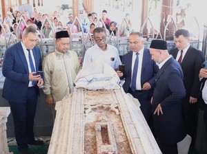 Bupati Gresik Temani Gubernur Samarkand Ziarah Makam Maulana Malik Ibrahim
