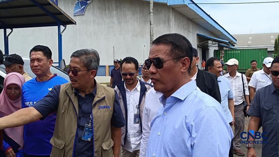 Menteri Pertanian/Kepala Badan Pangan Nasional (Bapanas) Amran Sulaiman saat meninjau langsung Gudang Bulog Panaikang, Makassar, Sulawesi Selatan, Minggu (5/4/2026). (CNBC Indonesia/Martyasari Rizky)