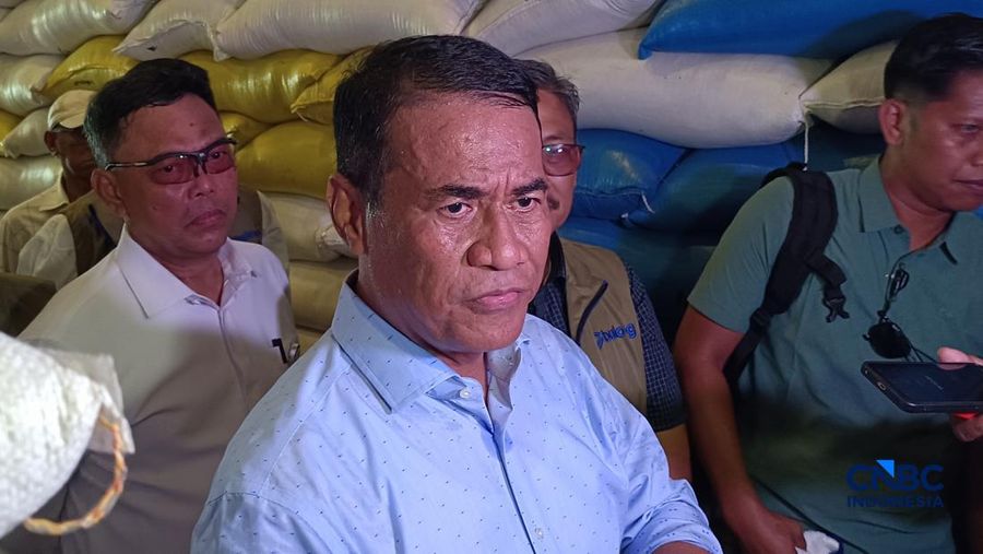 Menteri Pertanian/Kepala Badan Pangan Nasional (Bapanas) Amran Sulaiman saat meninjau langsung Gudang Bulog Panaikang, Makassar, Sulawesi Selatan, Minggu (5/4/2026). (CNBC Indonesia/Martyasari Rizky)