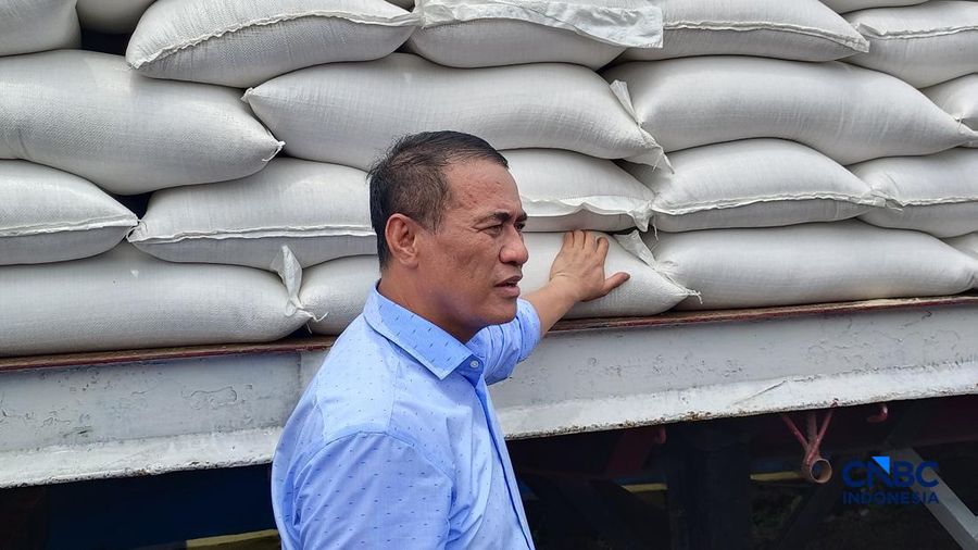 Menteri Pertanian/Kepala Badan Pangan Nasional (Bapanas) Amran Sulaiman saat meninjau langsung Gudang Bulog Panaikang, Makassar, Sulawesi Selatan, Minggu (5/4/2026). (CNBC Indonesia/Martyasari Rizky)