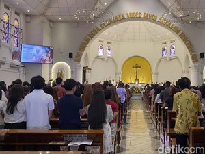 Misa Minggu Paskah di Katedral Semarang Dipadati Jemaat