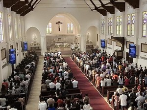 Misa Paskah di Katedral Surabaya Berlangsung Khidmat
