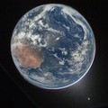 Pemandangan Bumi yang diambil oleh astronot NASA dan komandan Artemis II, Reid Wiseman, dari salah satu dari empat jendela utama pesawat ruang angkasa Orion.  (NASA/Handout via REUTERS)