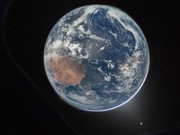 Pemandangan Bumi yang diambil oleh astronot NASA dan komandan Artemis II, Reid Wiseman, dari salah satu dari empat jendela utama pesawat ruang angkasa Orion.  (NASA/Handout via REUTERS)