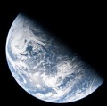 Pemandangan Bumi yang diambil oleh astronot NASA dan komandan Artemis II, Reid Wiseman, dari salah satu dari empat jendela utama pesawat ruang angkasa Orion.  (NASA/Handout via REUTERS)
