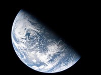 Pemandangan Bumi yang diambil oleh astronot NASA dan komandan Artemis II, Reid Wiseman, dari salah satu dari empat jendela utama pesawat ruang angkasa Orion.  (NASA/Handout via REUTERS)