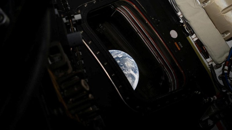 Pemandangan Bumi yang diambil oleh astronot NASA dan komandan Artemis II, Reid Wiseman, dari salah satu dari empat jendela utama pesawat ruang angkasa Orion.  (NASA/Handout via REUTERS)
