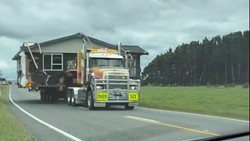 Viral Rumah Utuh Melintas di Jalanan Selandia Baru, Mobil Lain Auto Minggir