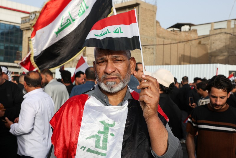 Pendukung ulama Syiah Irak, Muqtada al-Sadr, berpartisipasi dalam protes damai menentang tindakan AS dan Israel di Baghdad, Irak Sabtu (4/4/2026).(REUTERS/Ahmed Saad)