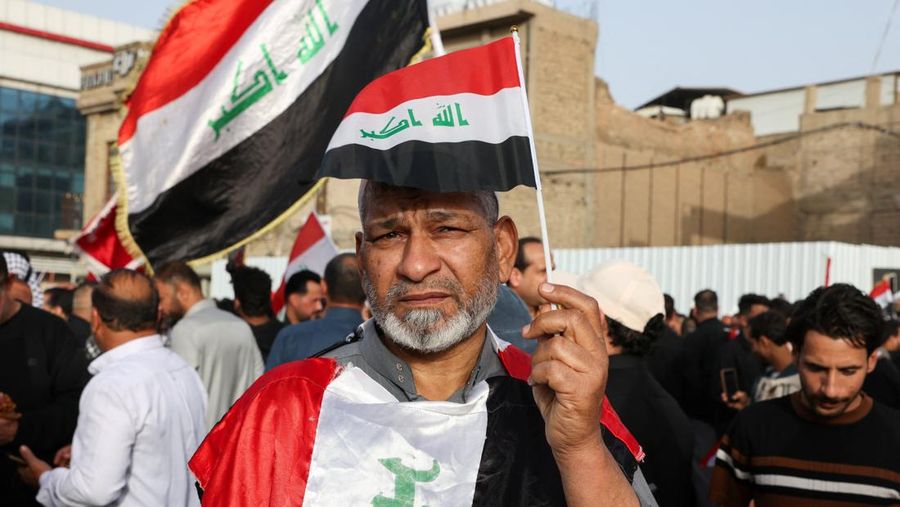 Pendukung ulama Syiah Irak, Muqtada al-Sadr, berpartisipasi dalam protes damai menentang tindakan AS dan Israel di Baghdad, Irak Sabtu (4/4/2026).(REUTERS/Ahmed Saad)