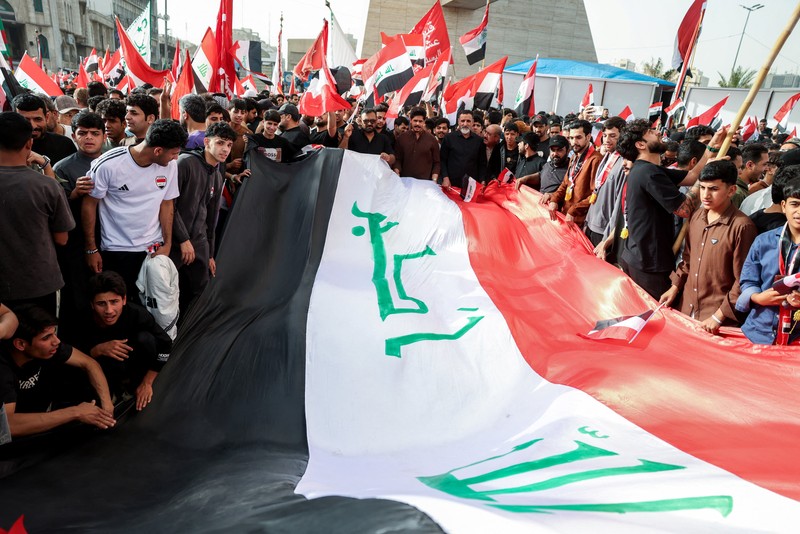 Pendukung ulama Syiah Irak, Muqtada al-Sadr, berpartisipasi dalam protes damai menentang tindakan AS dan Israel di Baghdad, Irak Sabtu (4/4/2026).(REUTERS/Ahmed Saad)