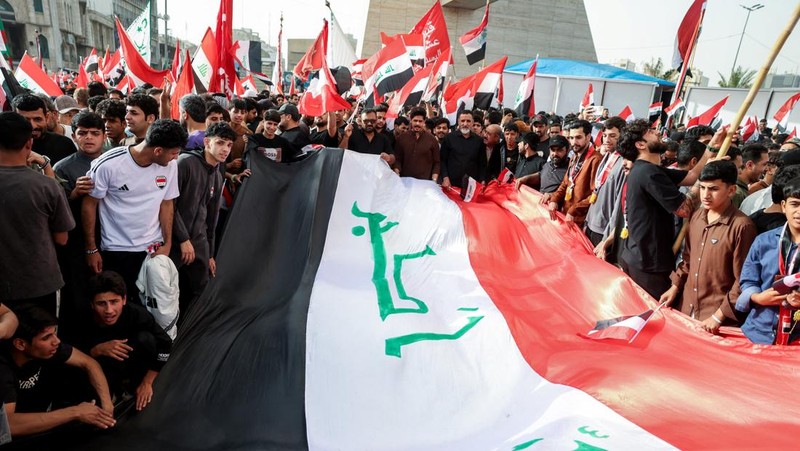 Pendukung ulama Syiah Irak, Muqtada al-Sadr, berpartisipasi dalam protes damai menentang tindakan AS dan Israel di Baghdad, Irak Sabtu (4/4/2026).(REUTERS/Ahmed Saad)