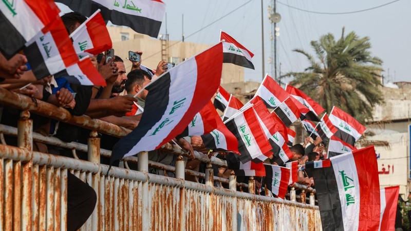 Pendukung ulama Syiah Irak, Muqtada al-Sadr, berpartisipasi dalam protes damai menentang tindakan AS dan Israel di Baghdad, Irak Sabtu (4/4/2026).(REUTERS/Ahmed Saad)