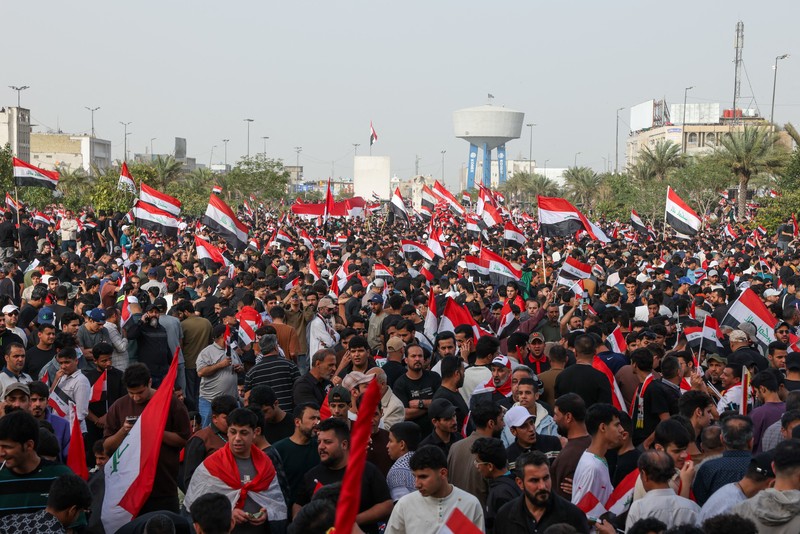 Pendukung ulama Syiah Irak, Muqtada al-Sadr, berpartisipasi dalam protes damai menentang tindakan AS dan Israel di Baghdad, Irak Sabtu (4/4/2026).(REUTERS/Ahmed Saad)