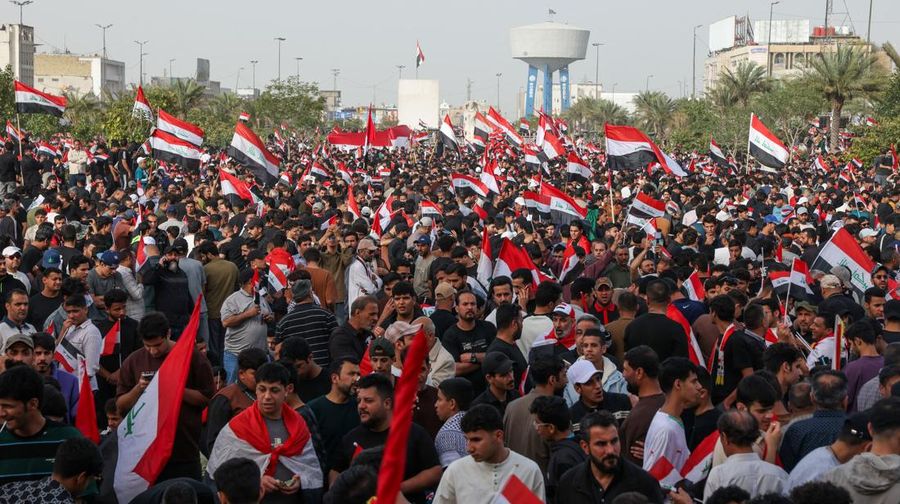 Pendukung ulama Syiah Irak, Muqtada al-Sadr, berpartisipasi dalam protes damai menentang tindakan AS dan Israel di Baghdad, Irak Sabtu (4/4/2026).(REUTERS/Ahmed Saad)