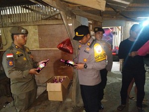 Polisi Gelar Razia di Klapanunggal Bogor, Sita Belasan Botol Miras