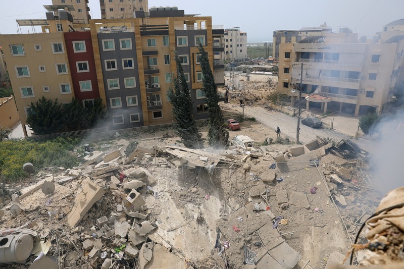 Puing-puing bangunan yang hancur, setelah serangan udara Israel, di tengah meningkatnya permusuhan antara Israel dan Hizbullah, seiring berlanjutnya konflik AS-Israel dengan Iran, di Tyre, Lebanon, Sabtu (4/4/2026). (Adnan Abidi/REUTERS)