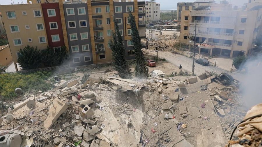 Puing-puing bangunan yang hancur, setelah serangan udara Israel, di tengah meningkatnya permusuhan antara Israel dan Hizbullah, seiring berlanjutnya konflik AS-Israel dengan Iran, di Tyre, Lebanon, Sabtu (4/4/2026). (Adnan Abidi/REUTERS)